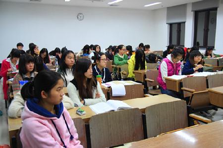 聚精会神看电影，一心一意悟精神