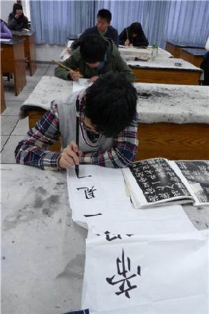 埋头苦写的选手