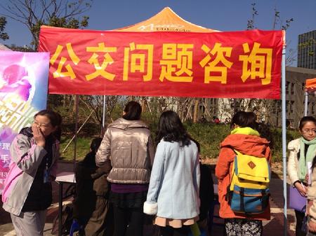 同学们正在积极交流