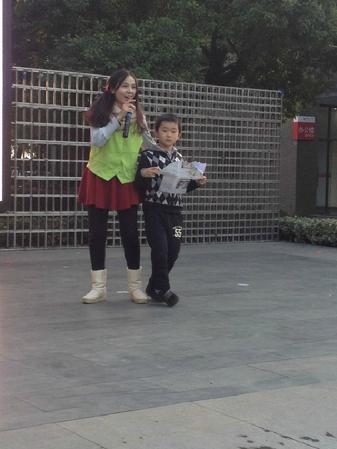 志愿者与小朋友们互动