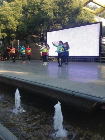 志愿者们正在教学兔子舞