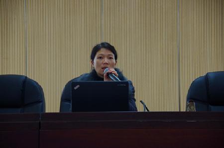 梅老师正悉心讲解