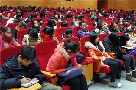 学生认真做笔记