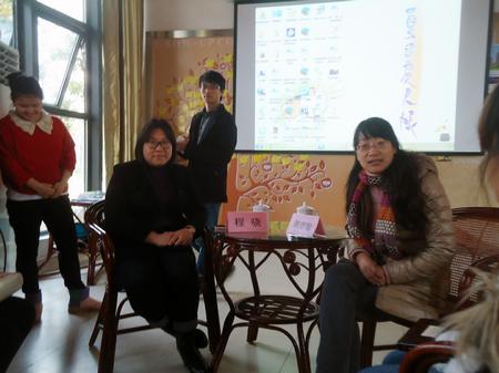 蒋璐敏老师和程骁老师与学生亲切交谈