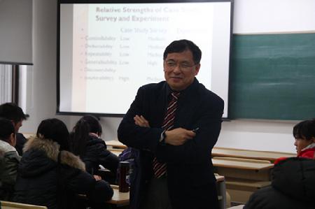 面带微笑的主讲人