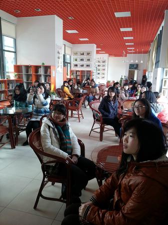 同学们认真观看比赛