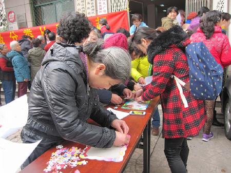 志愿者与老人们共同拼图