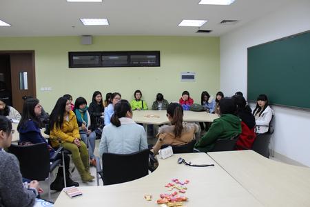 同学们热烈讨论