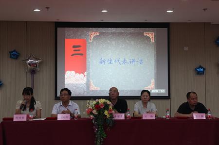 新生家长见面会顺利召开